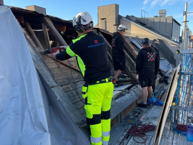 Premie Byggs hantverkare i arbete på ett tak i Örebro