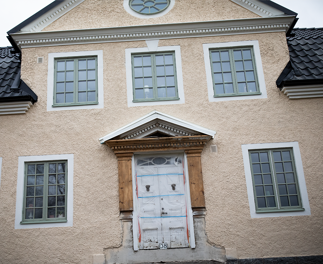Fasadarbete — Premie Bygg renoverar äldre trähus i Nora